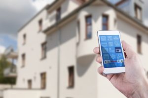 Mann berwacht seine Wohnung und steuert Kameras mit Smartphone